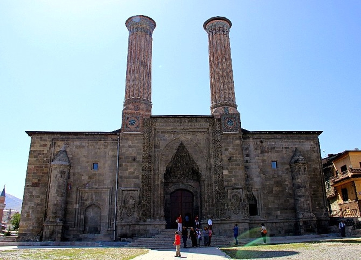 Erzurum\'un Simgelerinden Çifte Minareli Medrese\'nin 5 Yıl Süren Restorasyonu Tamamlandı