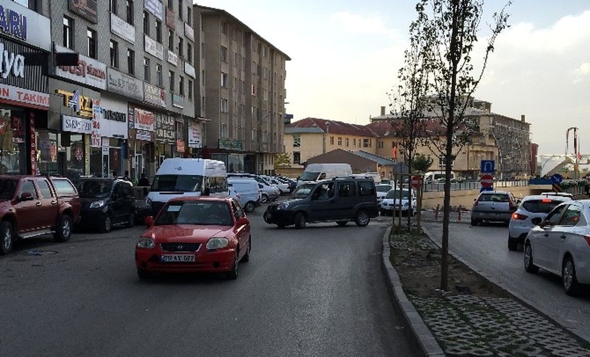 Gelişi Güzel Çift Sıra Parklaşma Trafiği Aksatıyor