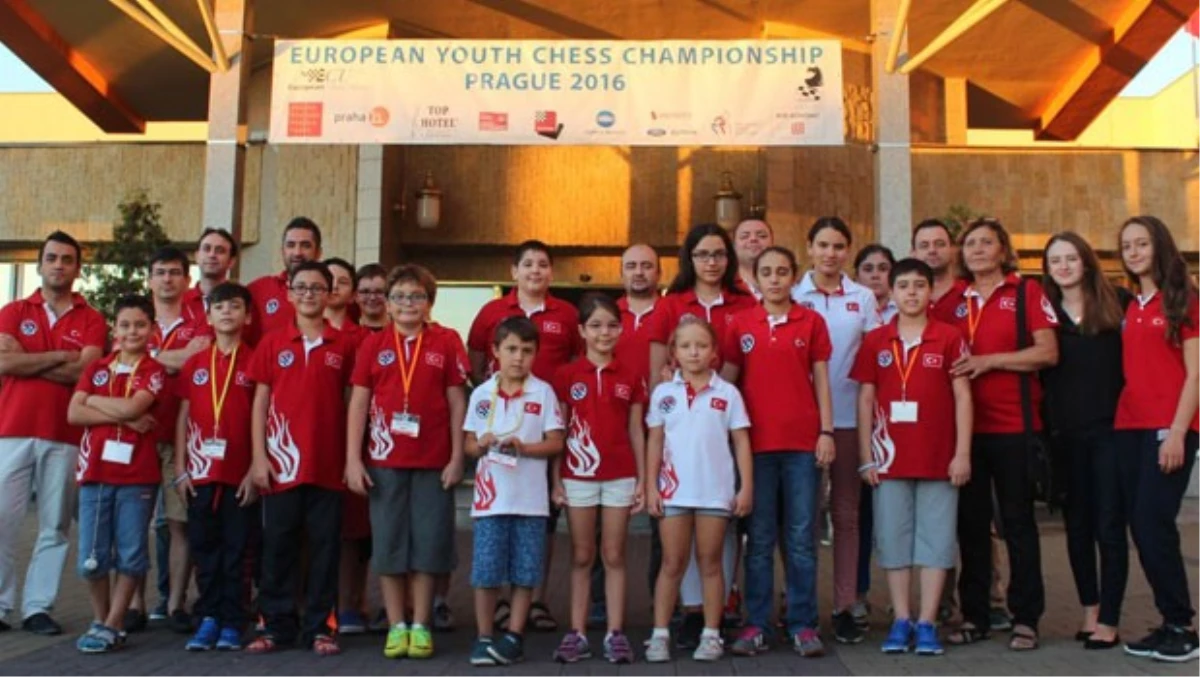 Genç Milli Satranç Sporcuları Türk Bayrağını Prag\'da Dalgalandırdı