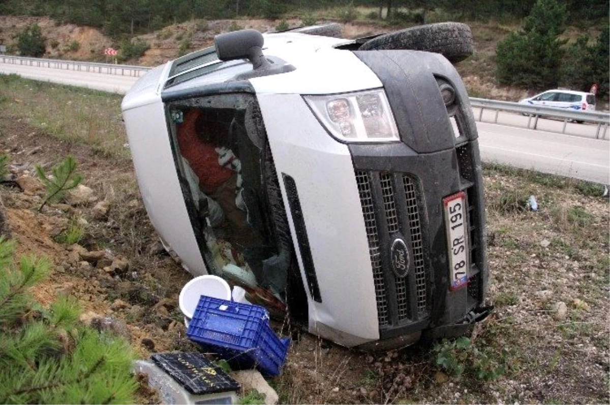 Kastamonu\'da Minibüs Şarampole Devrildi: 2 Yaralı