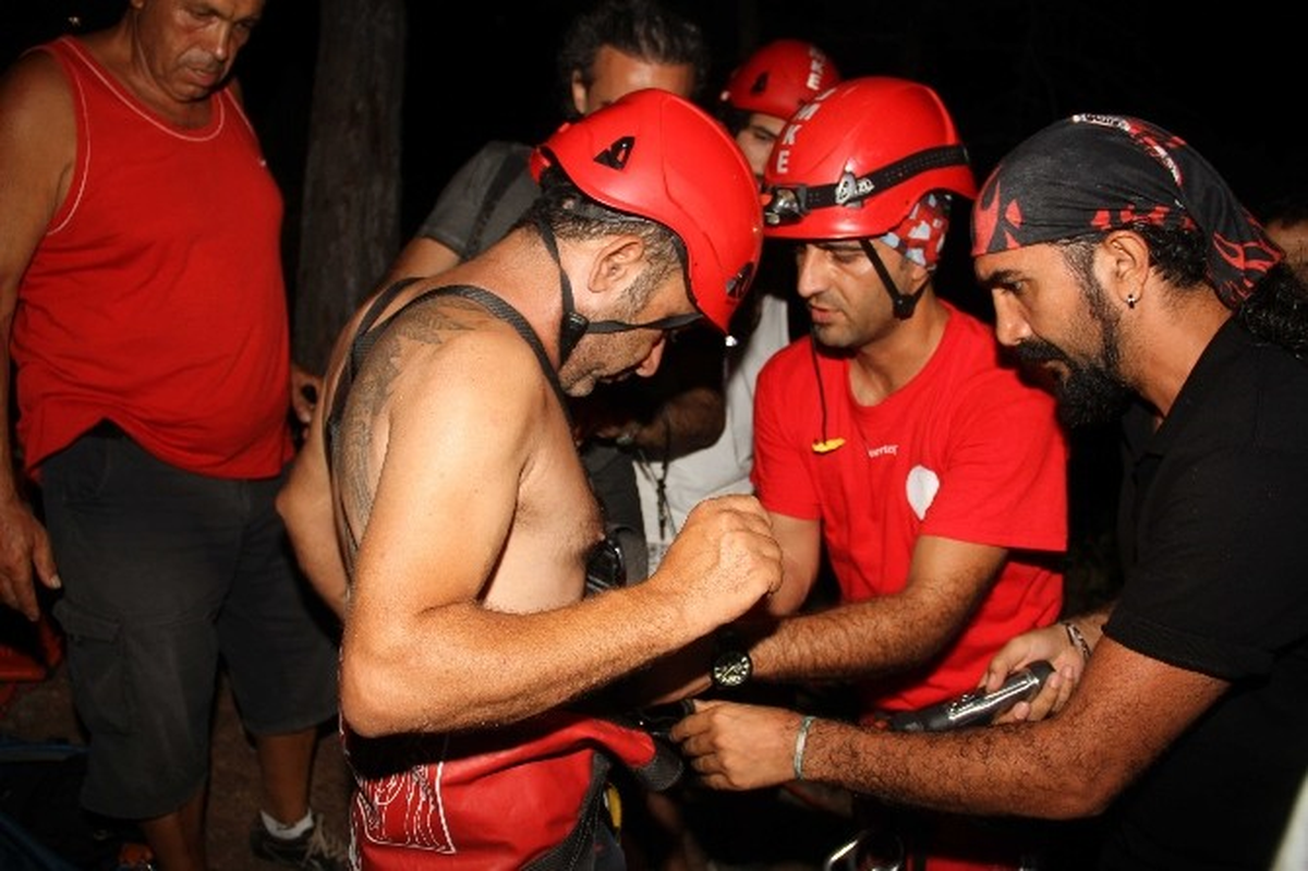 Kayalıklarda Mahsur Kalan Kişiyi Umke Kurtarıldı
