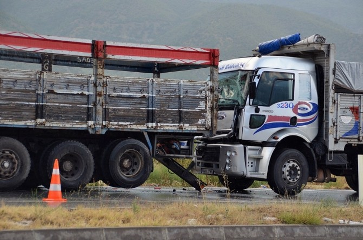 Kazazedeye Yardım İçin Duran Sürücünün Kamyonuna, Başka Kamyon Çarptı