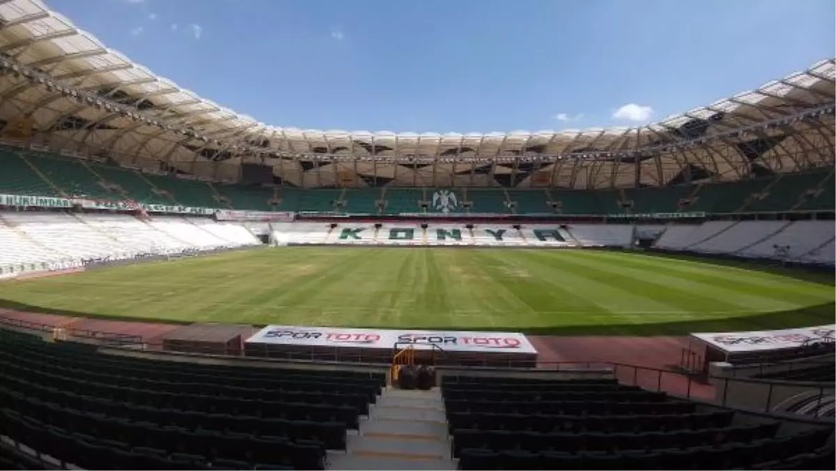 Konya Büyükşehir Belediye Stadyumu\'nun Zemini Bakıma Alındı