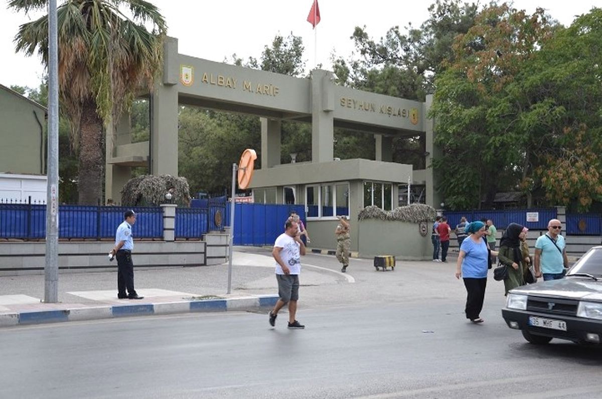 Manisa\'da Askeri Kışla Önünde Bomba Paniği
