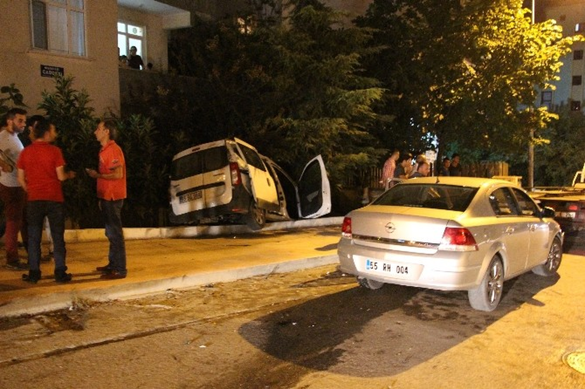 Otomobil Evin Bahçesine Girdi: 1 Yaralı