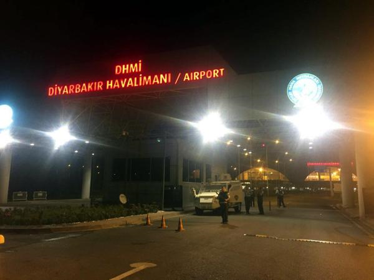 PKK\'lı Teröristler, Diyarbakır Havalimanı\'nda Polise Roketatarlı Saldırı Düzenledi(2)