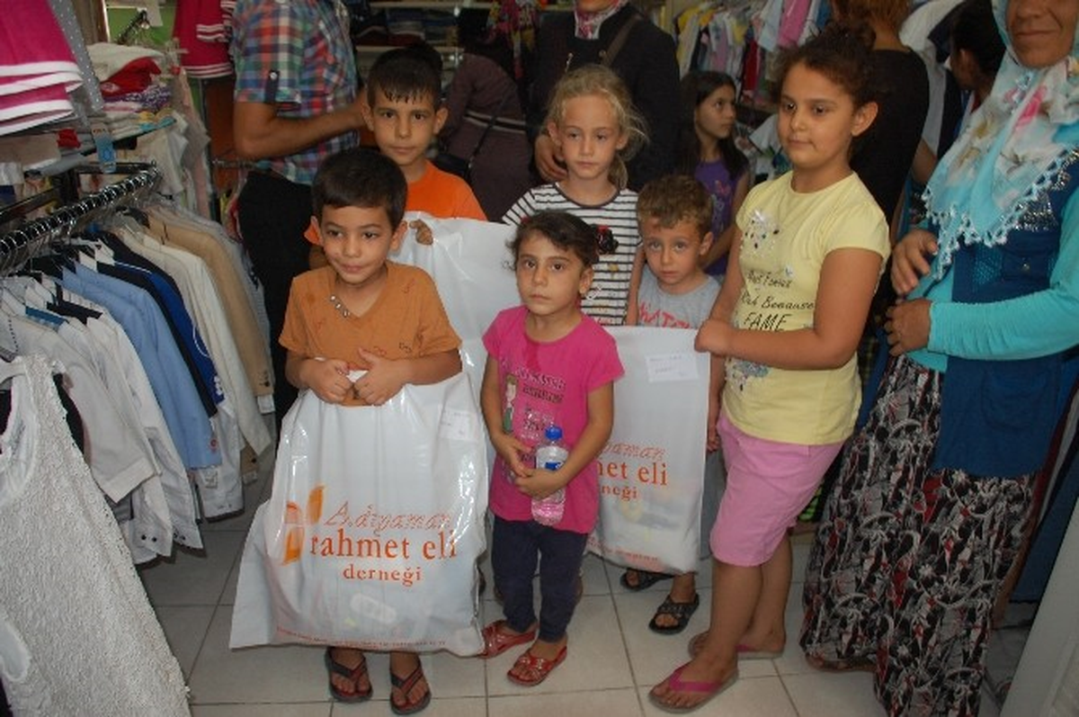 Rahmet Eli Derneği Yetimleri Sevindirdi