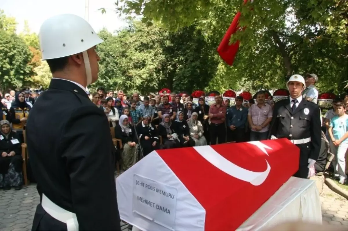 Şehit Eşi: "Biz Şehit Ailesiyiz Ağlamayacağız, Düşmanlarımızı Sevindirmeyeceğiz"