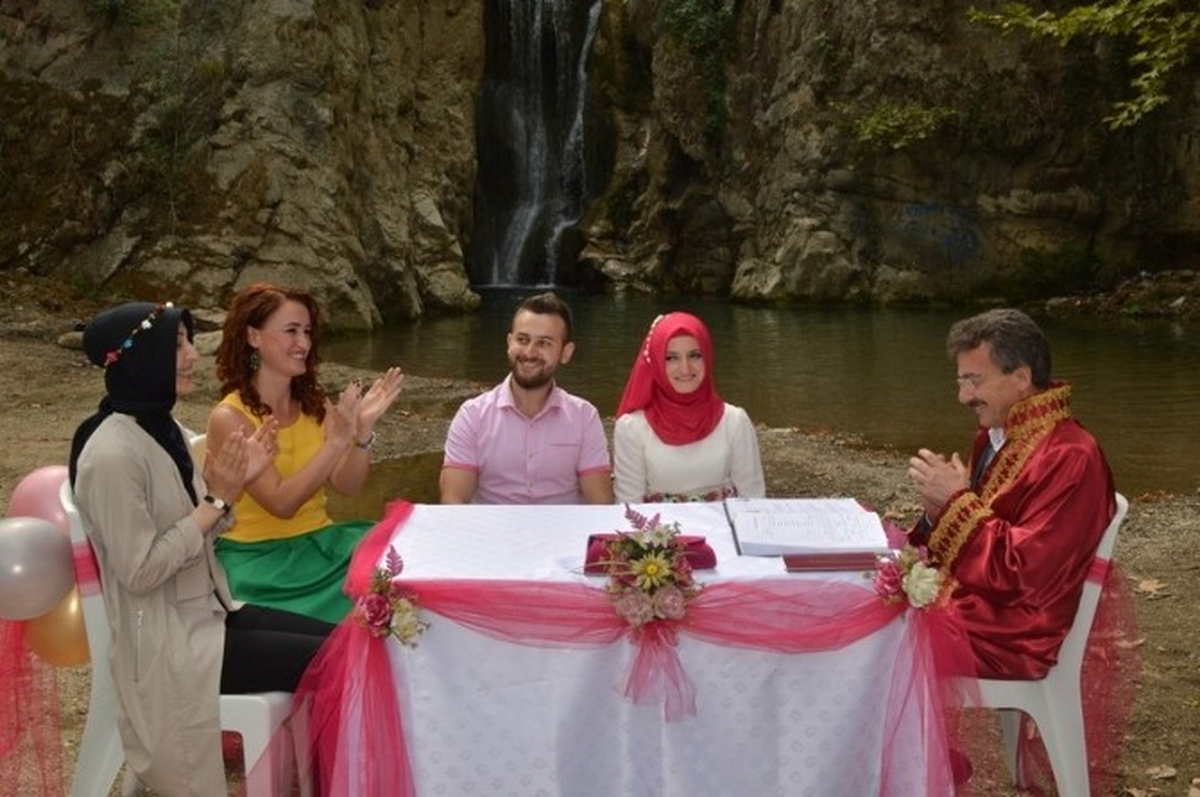 Şelalede Nikah Kıydılar
