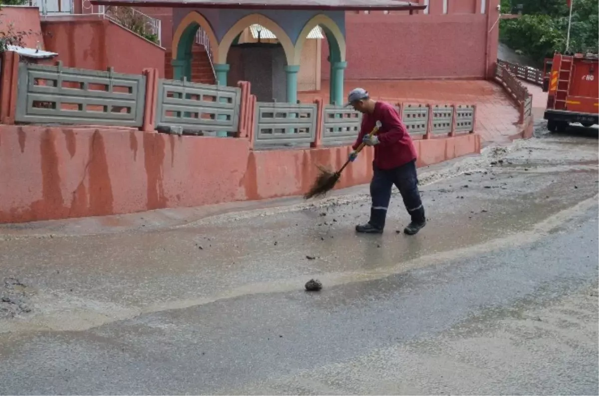 Şiddetli Yağış Sonrası Ev ve Garajları Su Bastı