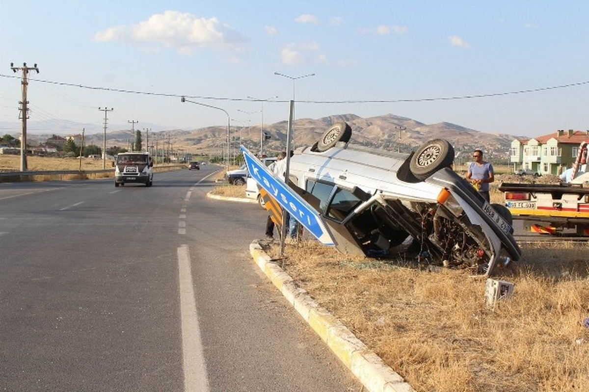 Sivas\'ta Trafik Kazası: 2 Yaralı