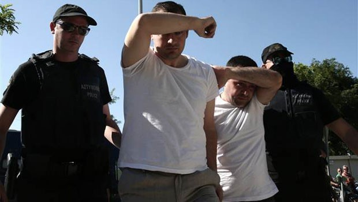 Yunanistan\'a Kaçan Firari Askerler Üç Ülkeden Sığınma İstiyor