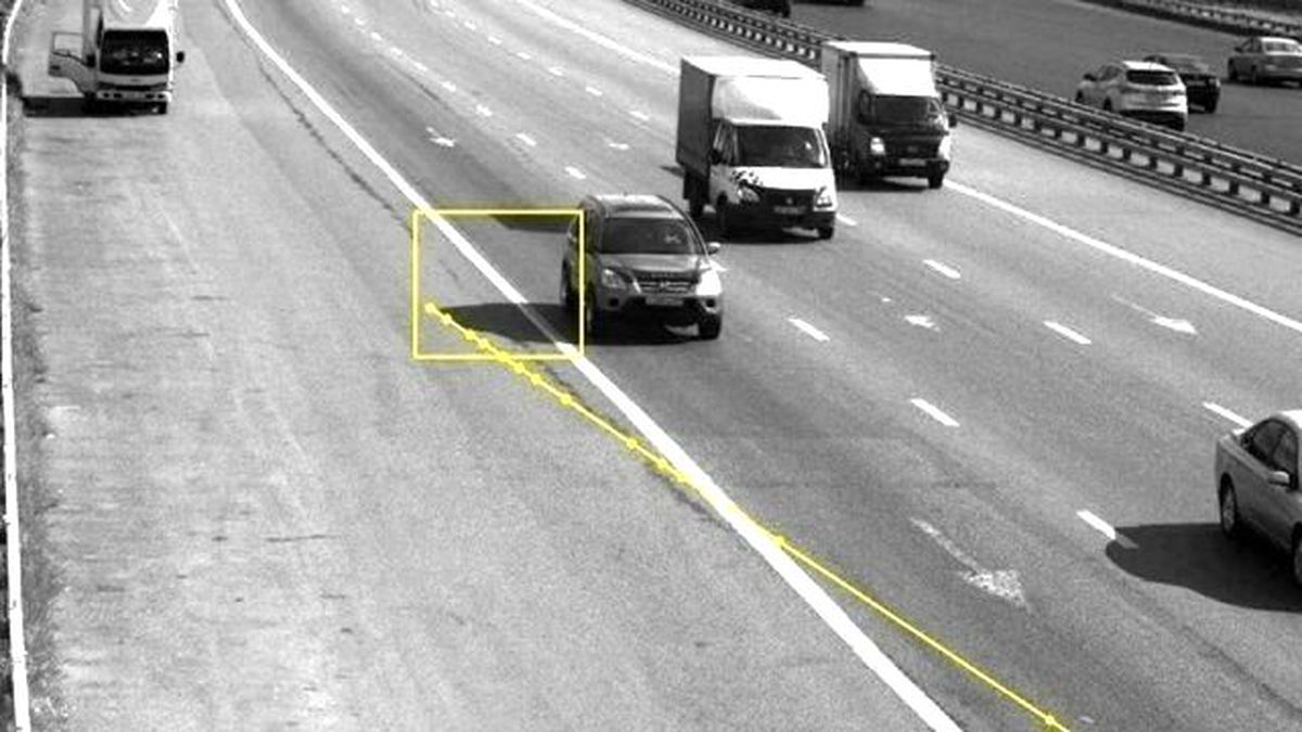 Arabasının Gölgesi Emniyet Şeridini Geçti Diye Ceza Yedi