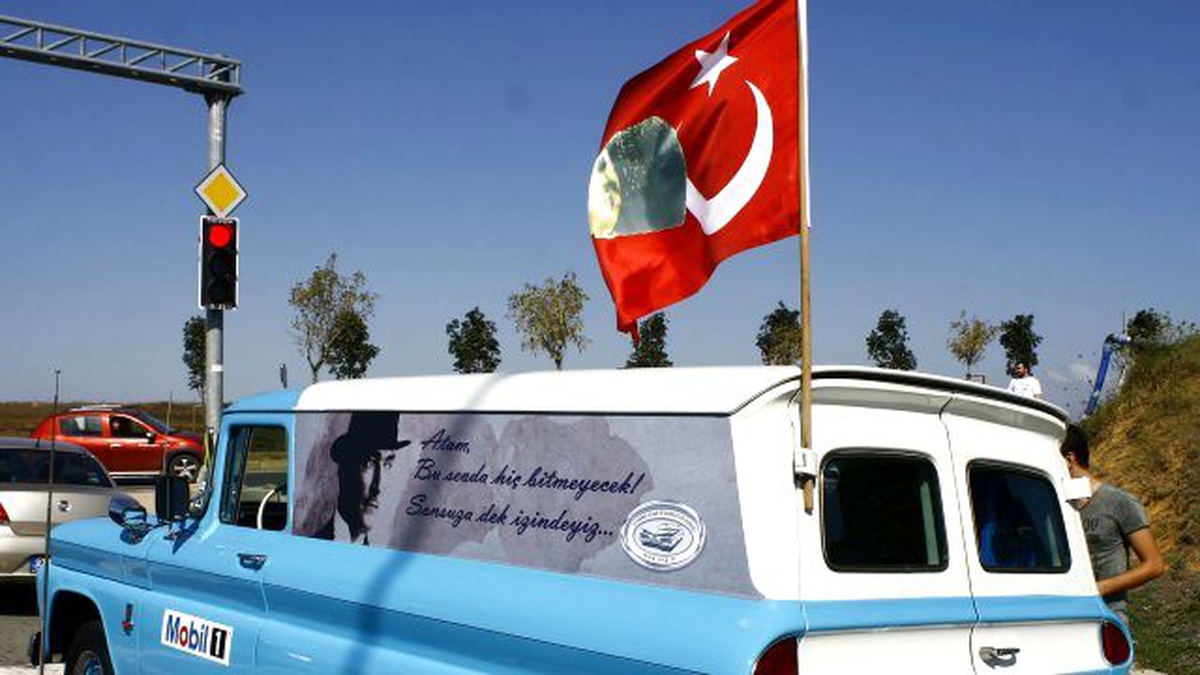 Asırlık araçlarla "milli beraberlik ve zafer" konvoyu