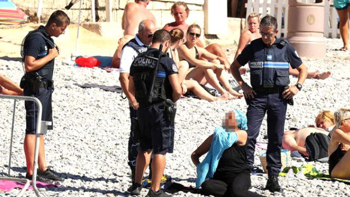 Avusturya\'da Burkini Yasağına Protesto