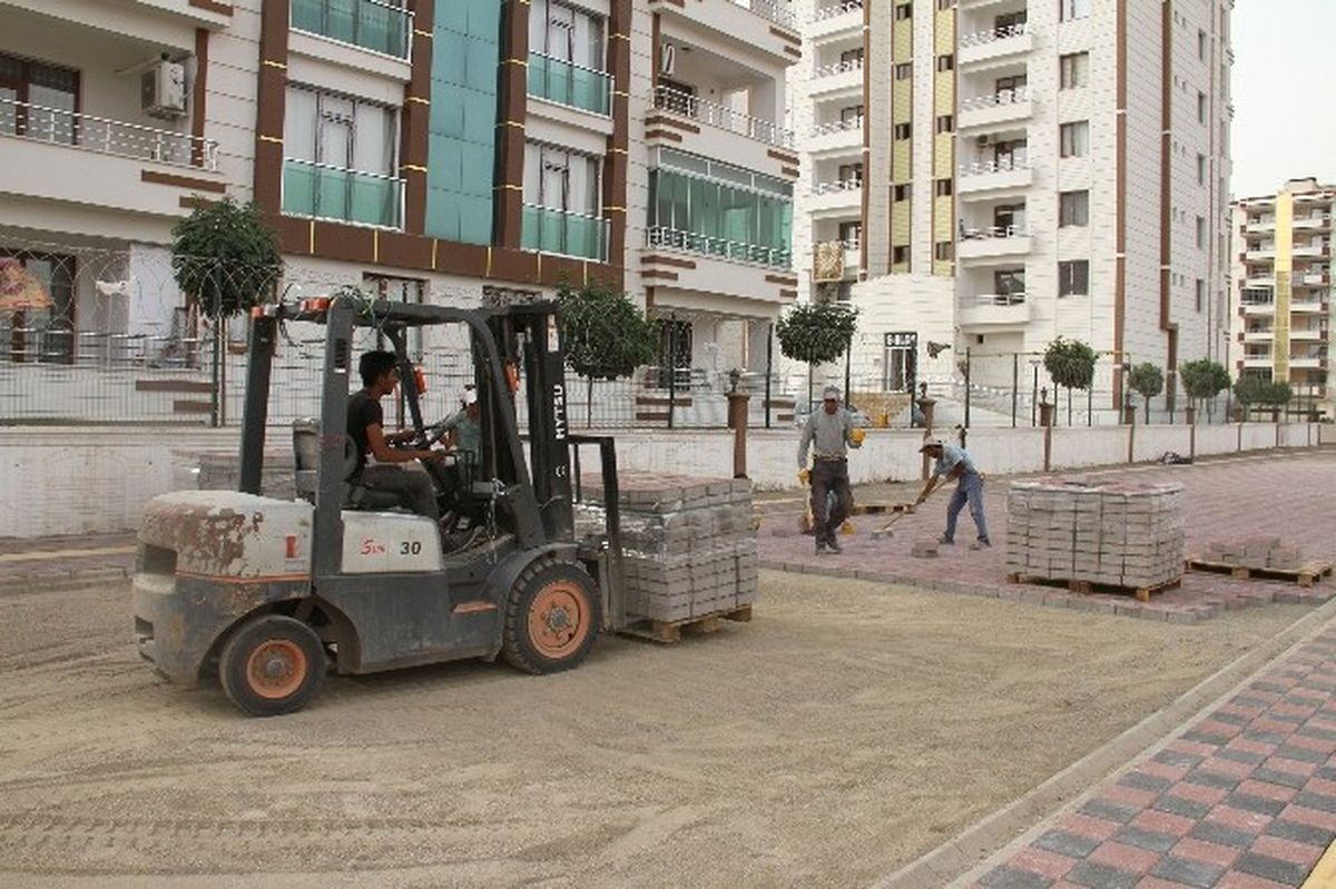Bağlar Belediyesi\'nin Parke Döşeme Çalışmaları Devam Ediyor