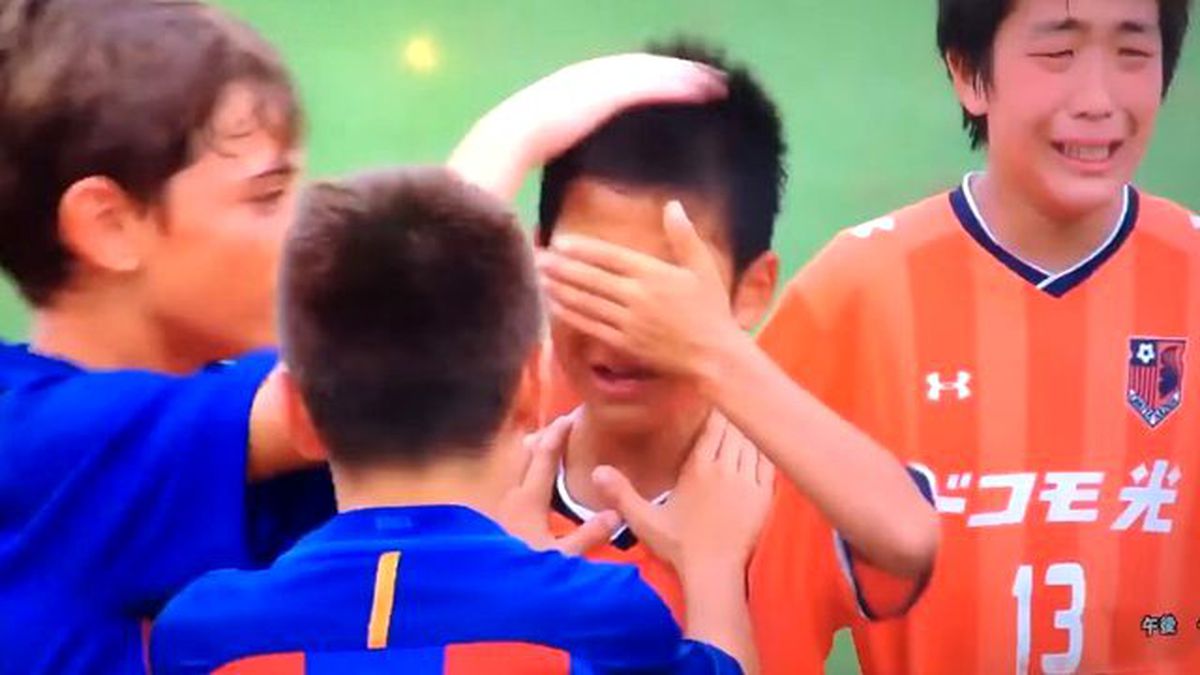 Barcelona'nın Minikleri Davranışlarıyla Herkesten Alkış Aldı