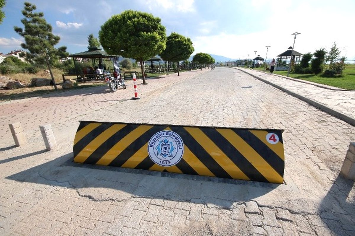 Beyşehir Gölü Kıyısındaki Parkın Araç Giriş Çıkışları Kontrol Ediliyor