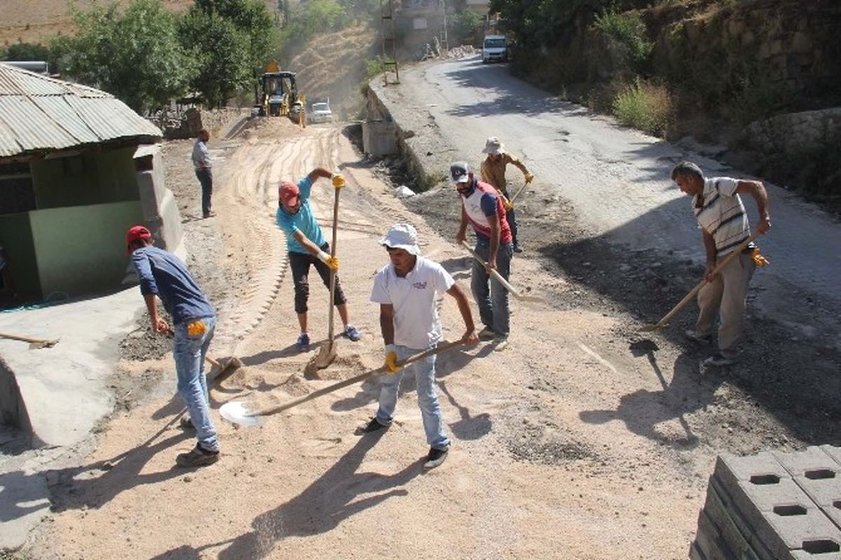 Bitlis Belediyesi\'nden Kilitli Parke Döşeme Çalışması
