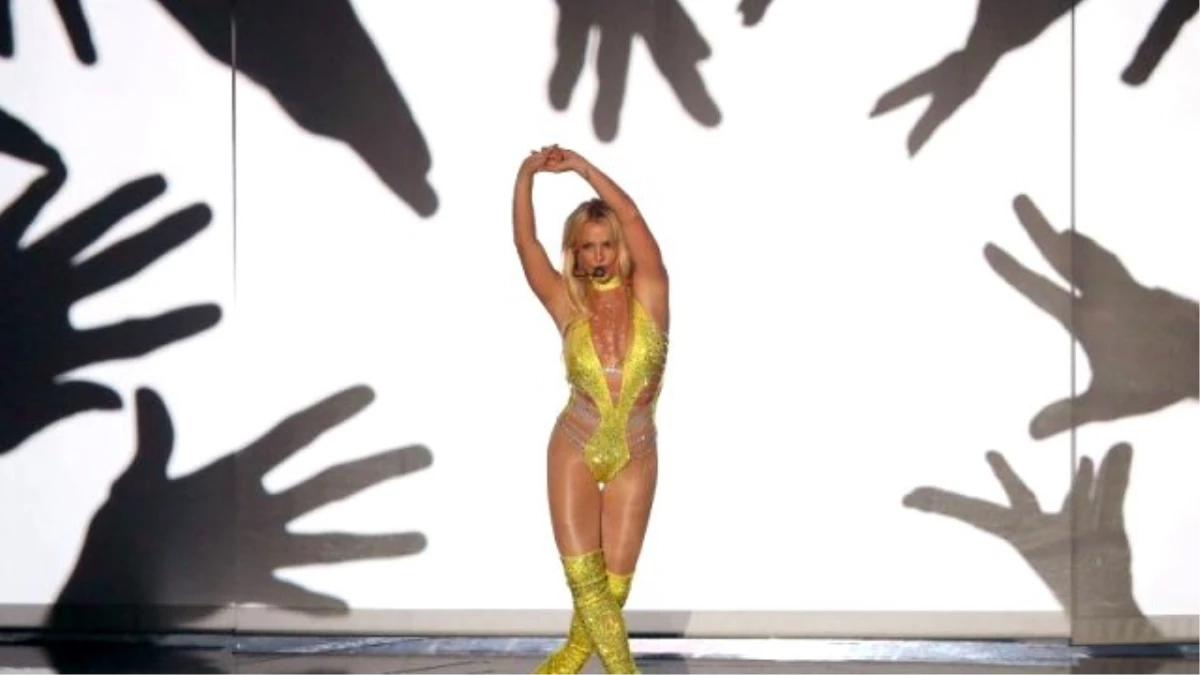 Britney Spears 2016 MTV Video Müzik Ödülleri ile Sahnelere Döndü
