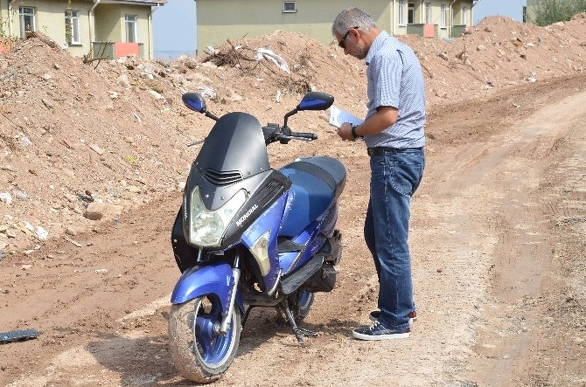 Çaldıkları Motosikleti Benzini Bitince Yol Ortasına Park Ettiler