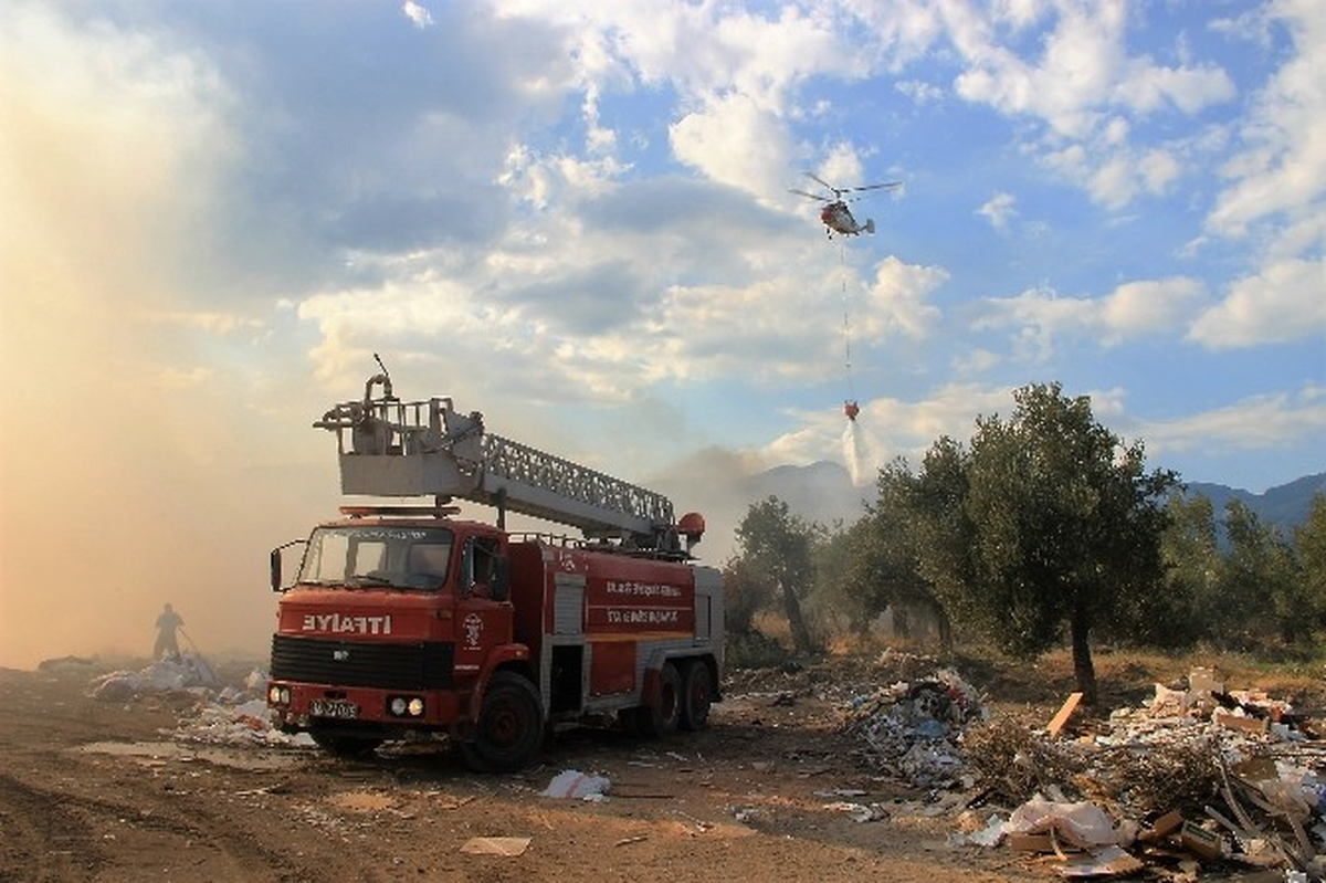 Çöplük Yangınına Havadan Müdahale Edildi