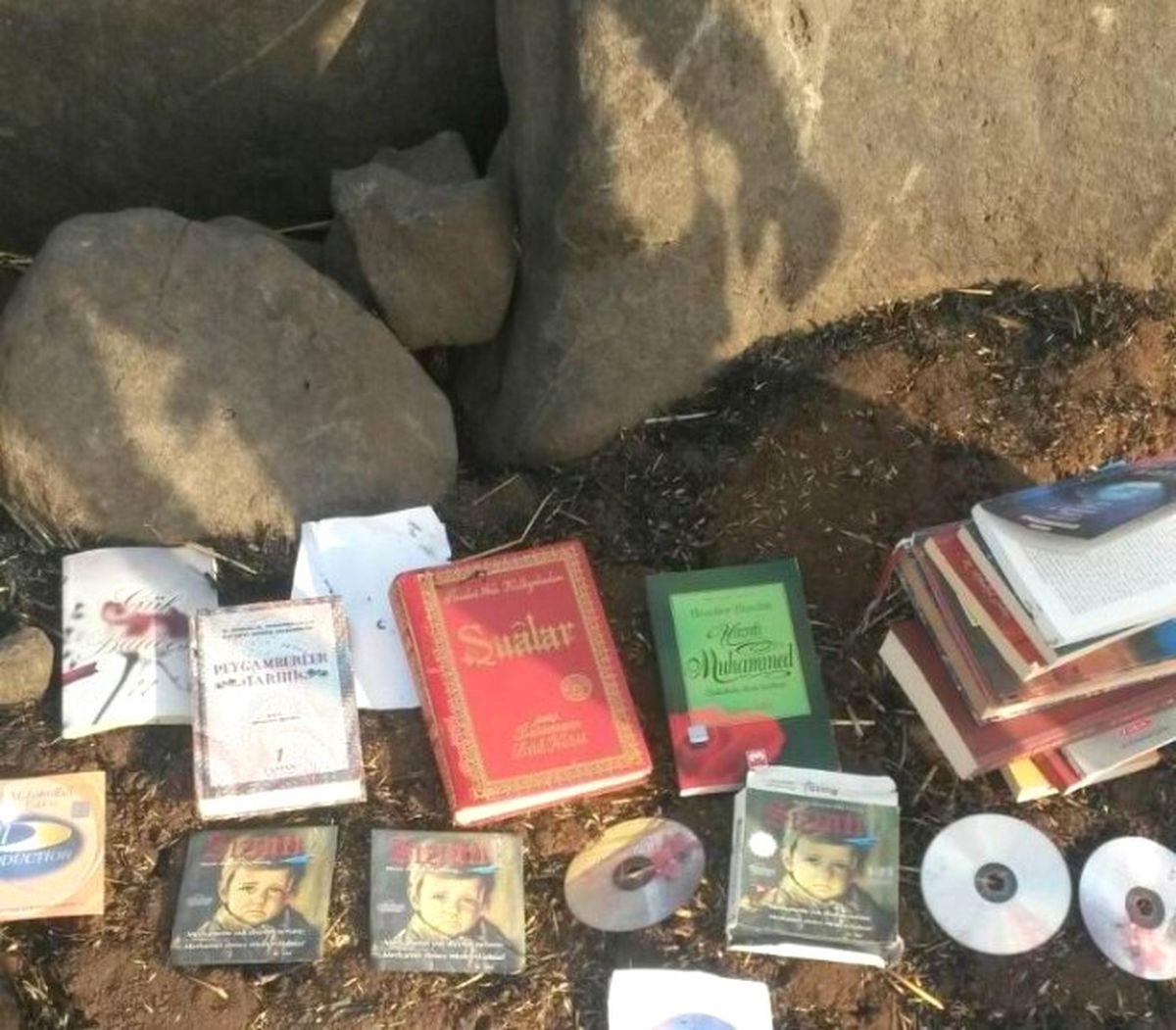 Diyarbakır\'da Çevre Yoluna Atılmış Fetö Kitapları Bulundu