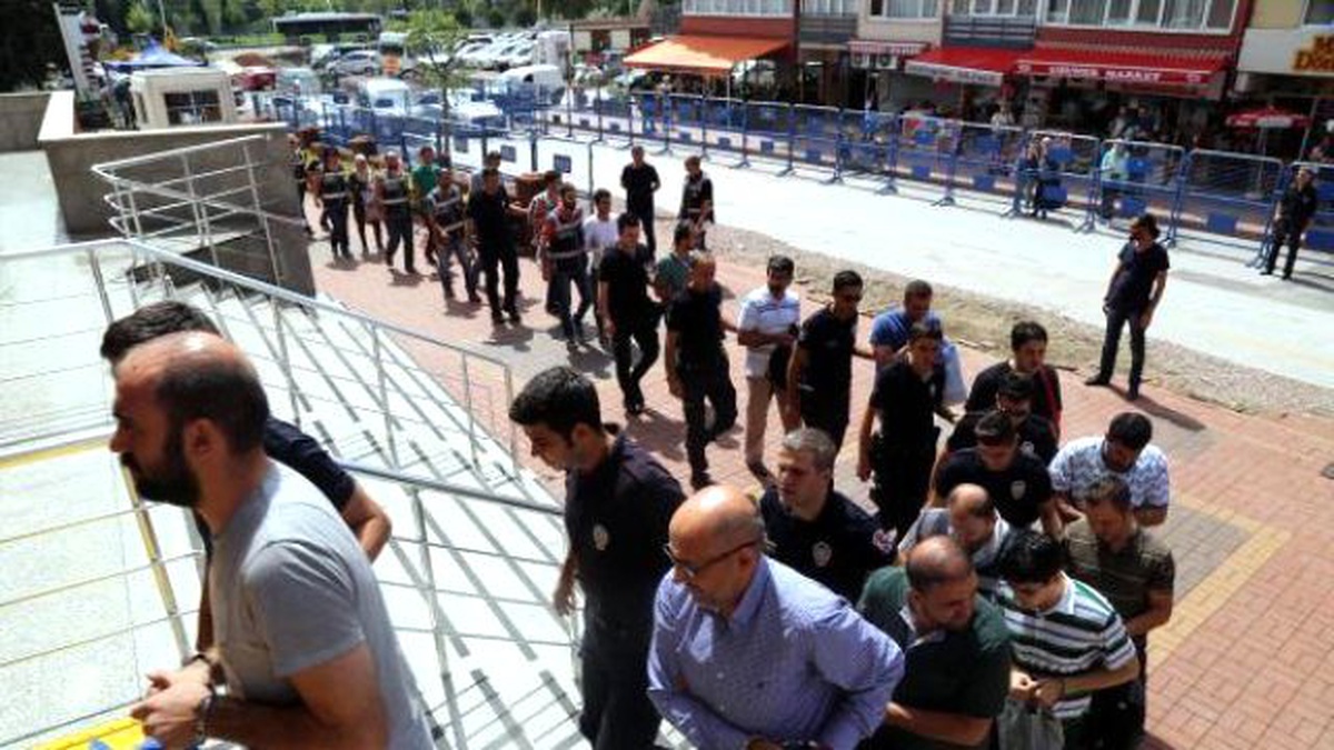 Kocaeli\'de, Çoğu Akademisyen 28 Kişi ile 10 Asker Fetö\'den Tutuklandı