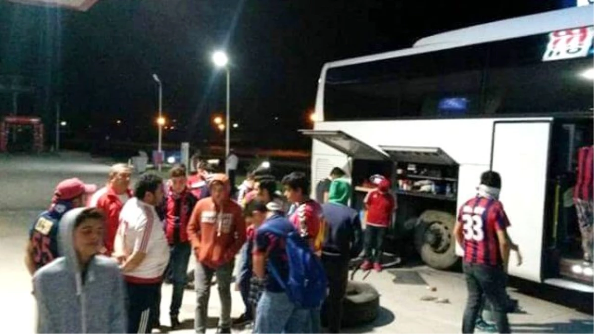 Futbolcuları Taşıyan Otobüs Bozulunca, Taraftarlar Kendi Otobüslerini Verdi