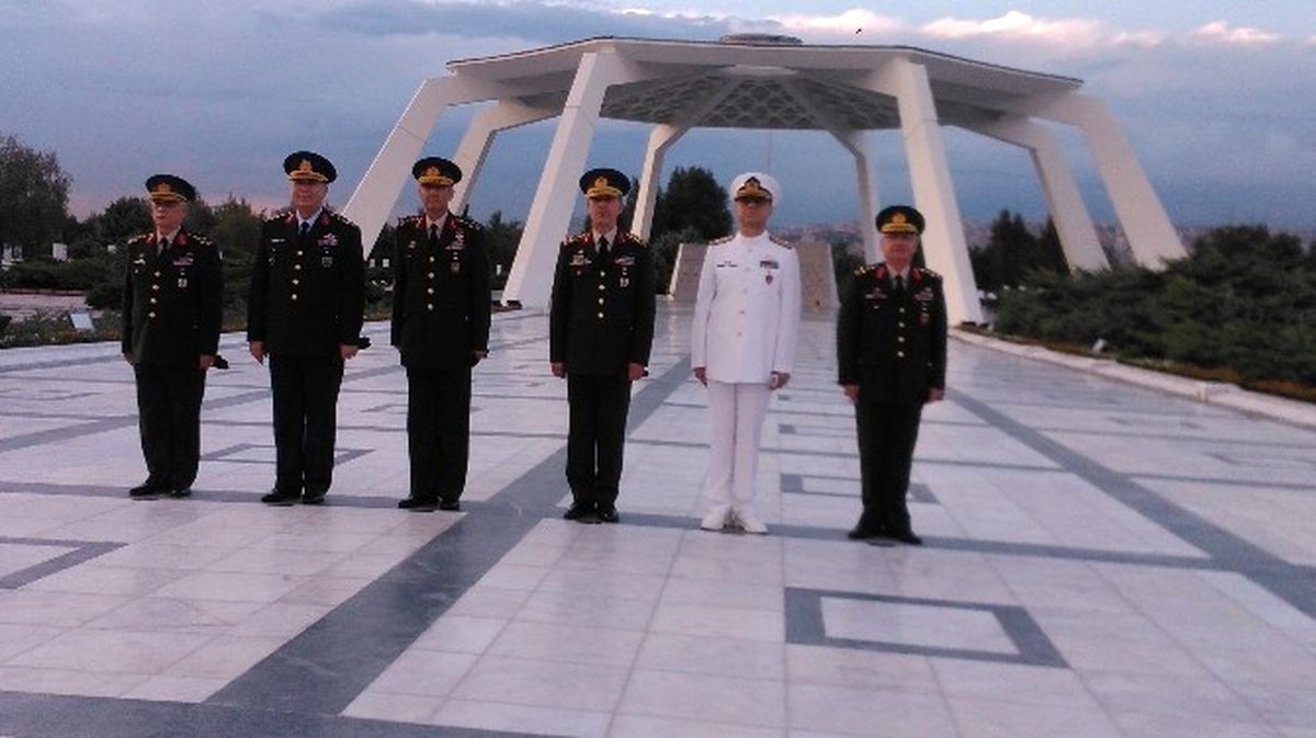 Genelkurmay Başkanı Orgeneral Akar, Devlet Mezarlığı\'nı Ziyaret Etti