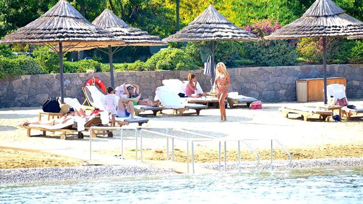 Işıl Reçber, Kumsalda Bikinisiyle Şov Yaptı