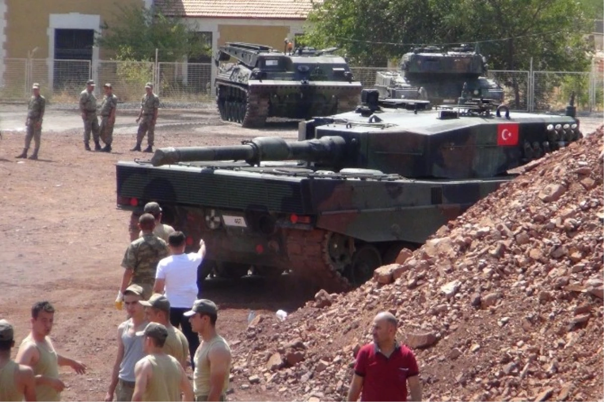 İstanbul 2. Zırhlı Tugay Komutalığı'ndaki Tankların İslahiye'ye Sevkıyatı Devam Ediyor