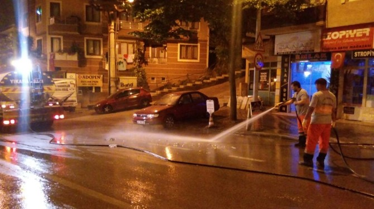 İzmit Caddelerinde Gece Temizliği Sürüyor