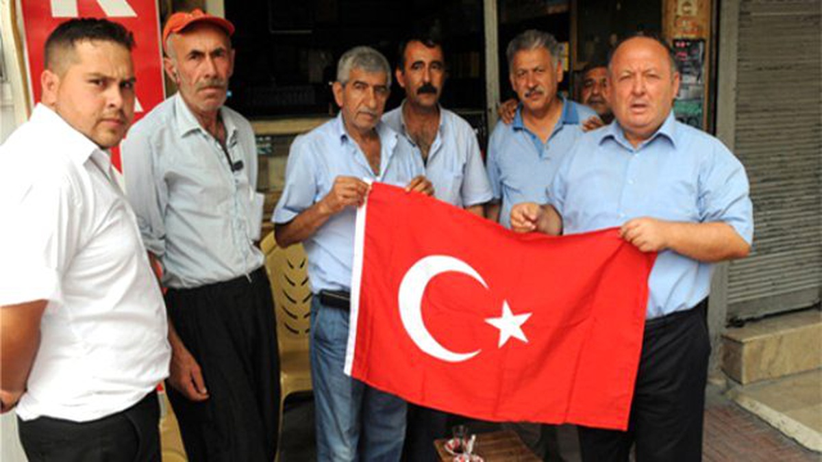 Kadirli Belediyesinden Esnaflara Bayrak