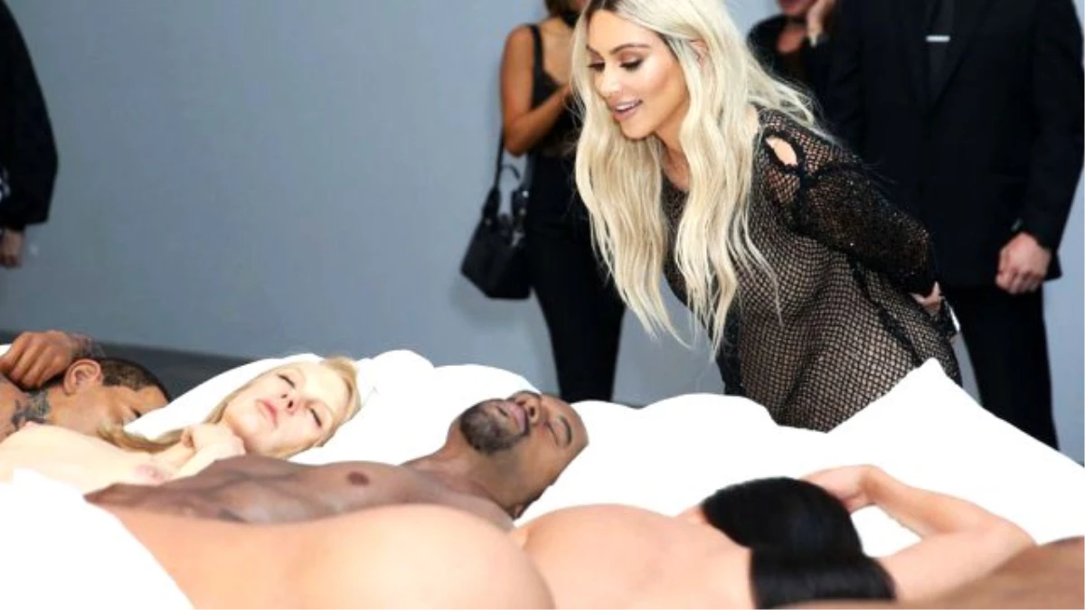 Kardashian, Kanye West\'in Sanat Galerisini Ziyaret Etti