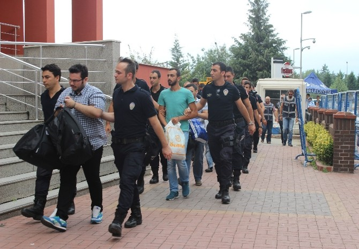 Kocaeli\'de Fetö Operasyonu: Asker ve Sivillerin Olduğu 8 Kişi Adliyeye Çıkarıldı