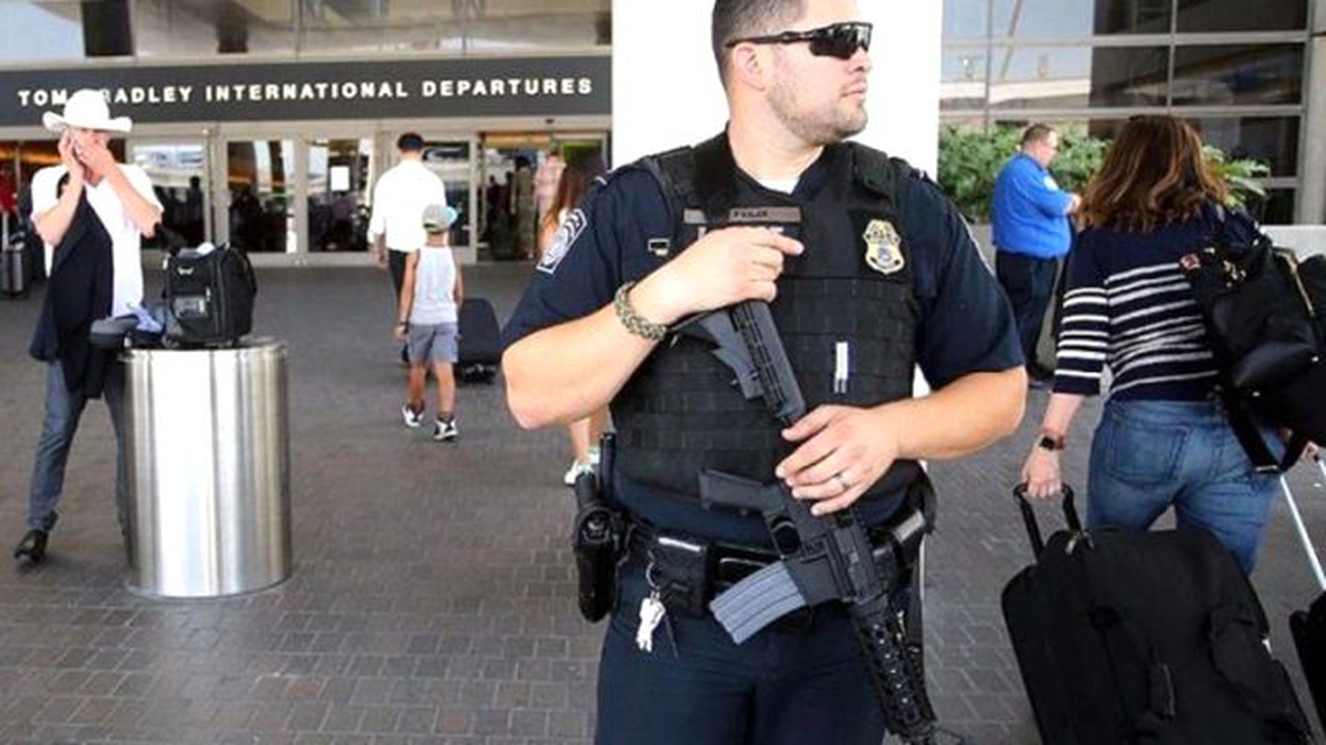 Los Angeles Havalimanında Silah Sesi Paniği