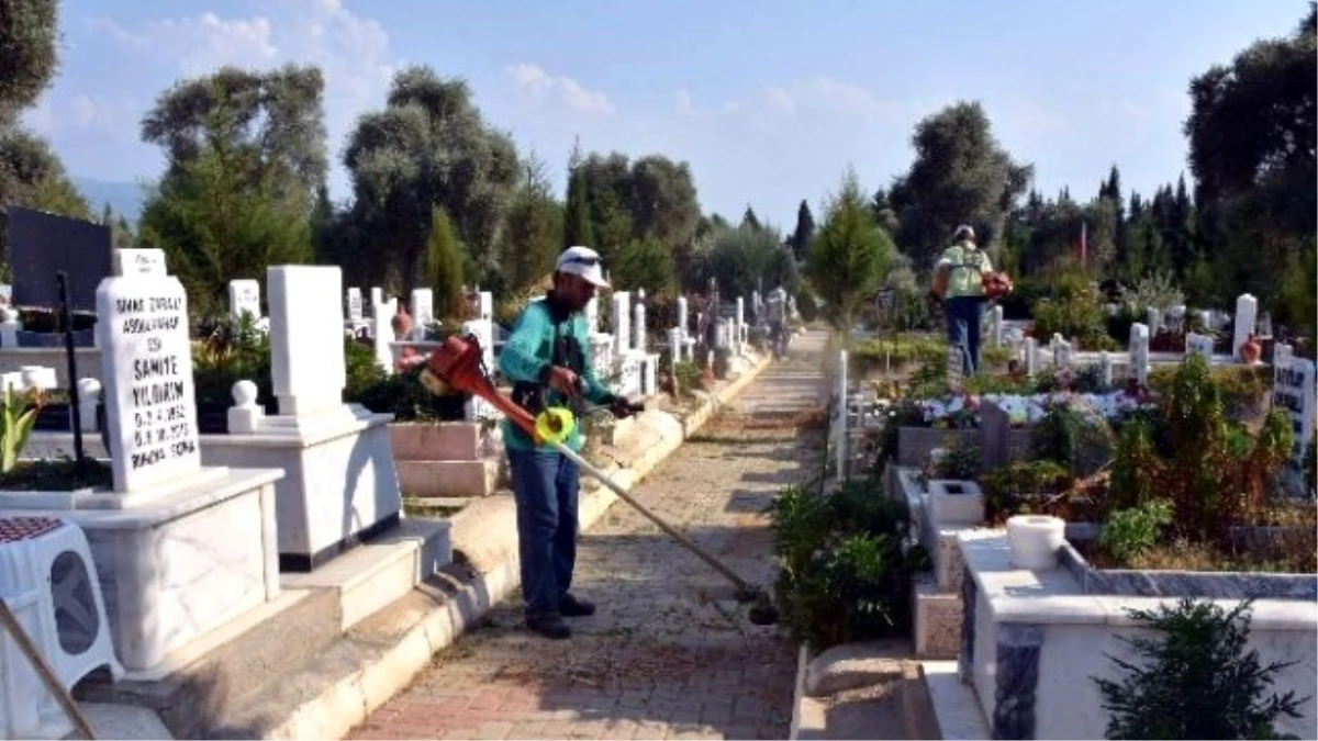 Nazilli\'de Mezarlıklar Kurban Bayramı\'na Hazırlanıyor