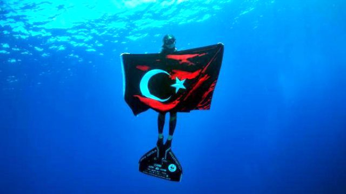 Şahika Ercümen, Su Altında Türk Bayrağı Açtı
