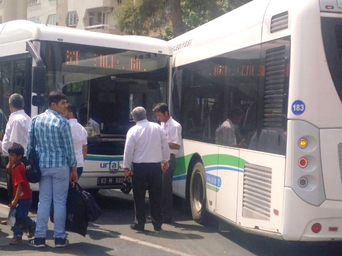 Şanlıurfa\'da Belediye Yolcu Otobüsleri Çarpıştı
