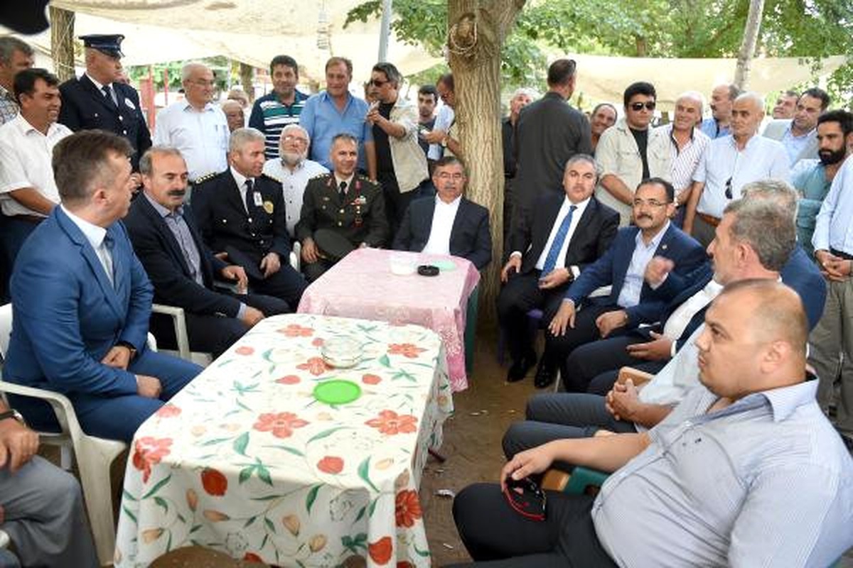 Şehit Polisi Uşak\'taki Köyünden 10 Bin Kişi Uğurladı (2)