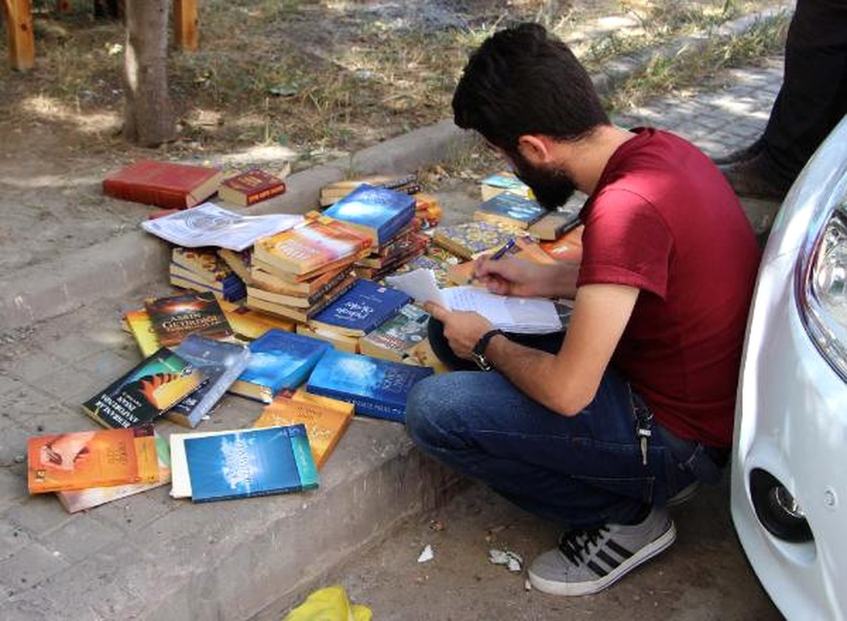 Sivas\'ta Çöpte Fetö Kitapları Bulundu