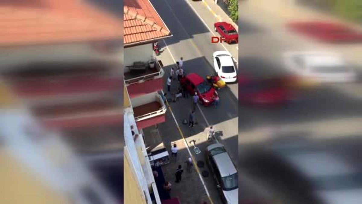 Üzerinden Otomobil Geçti Bir Kaç Saniye Sonra Ayağa Kalkmaya Çalıştı