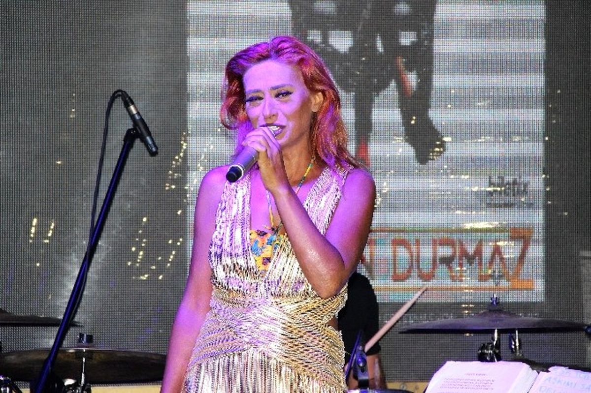 Yıldız Tilbe Şarkılarını Hayranları ile Beraber Söyledi