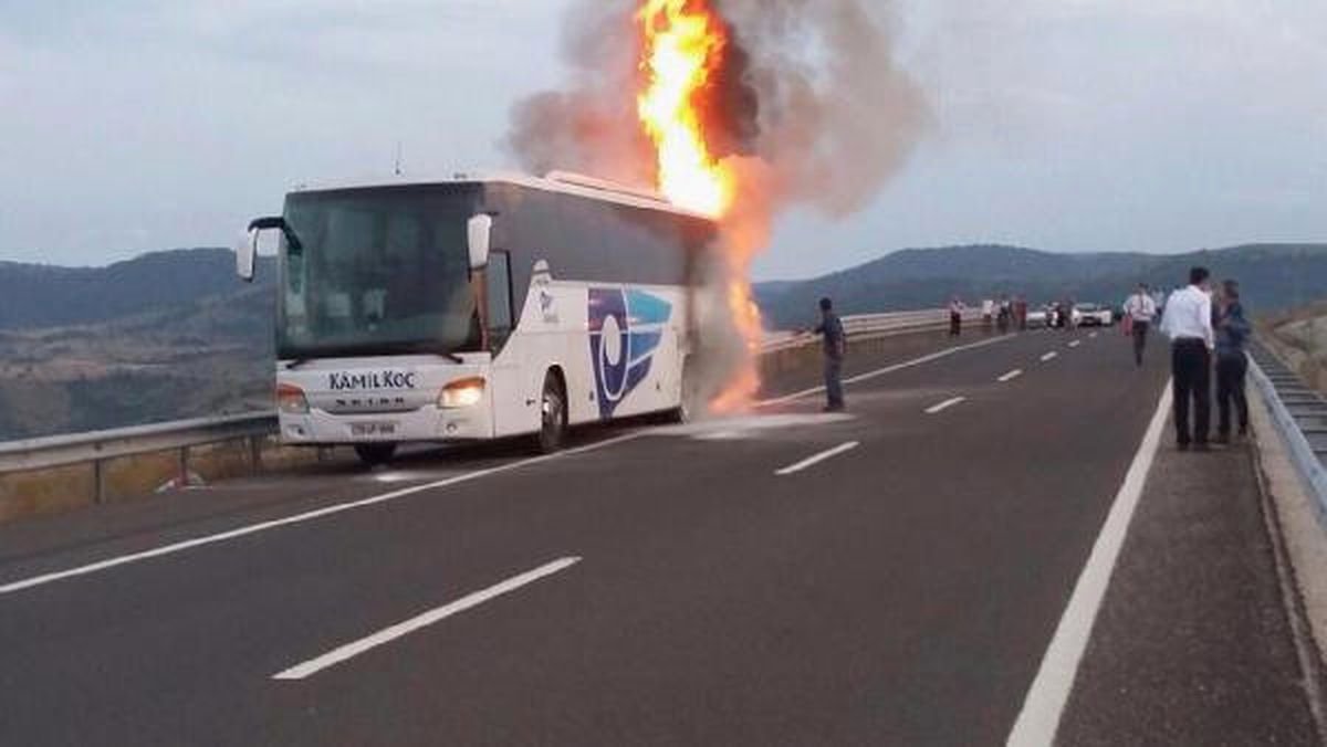 Yolcu Otobüsü Alev Alev Yandı