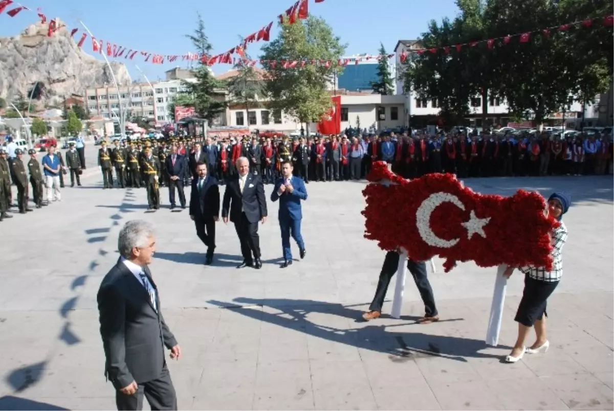 30 Ağustos\'ta Üç Siyasi Parti Birlikte Çelenk Sundu