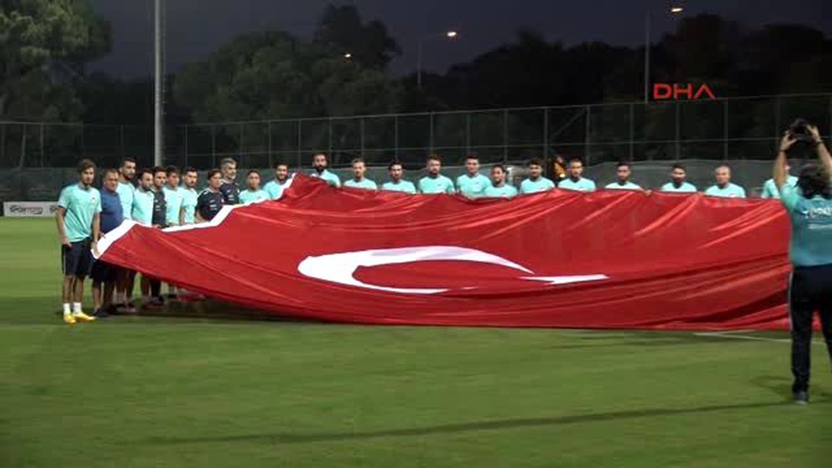 A Milliler, Antrenmanda Zafer Bayramı\'nı Kutladı
