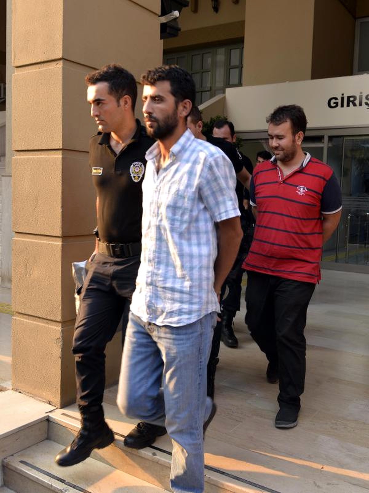 Adana\'da Fetö\'den 16 Polis Tutuklandı