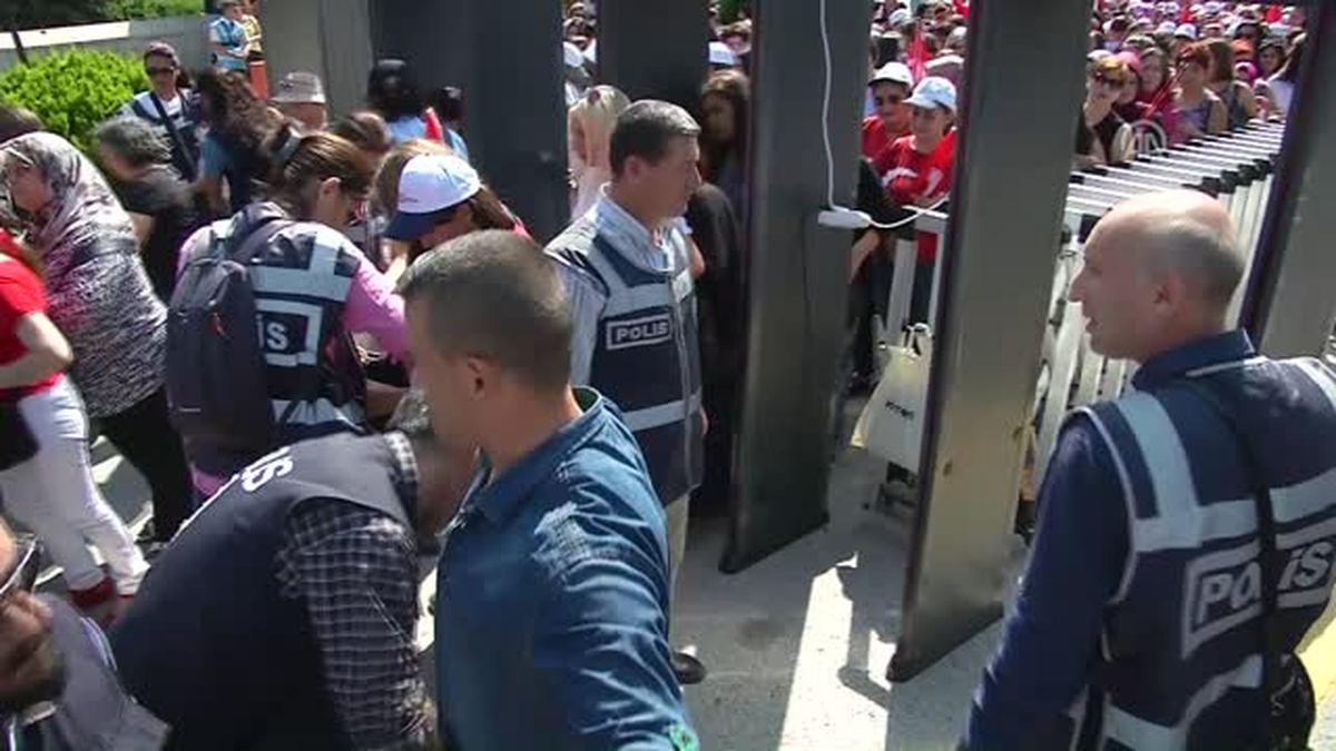 Anıtkabir'e Ziyaretçi Akını - Fetö'nün Darbe Girişiminde Şehit Düşen Albay Sait Ertürk'ün Annesi