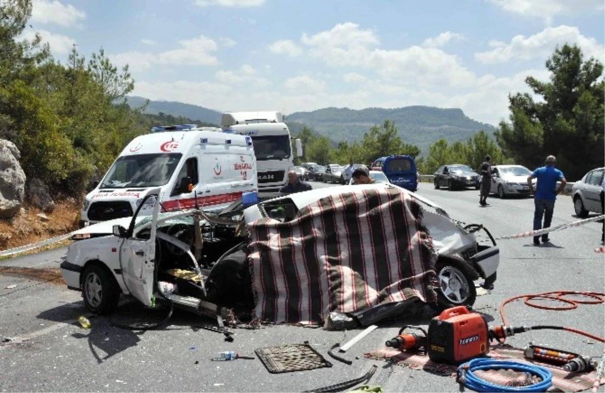 Antalya\'da Trafik Kazası: Anne ve Bebeği Öldü